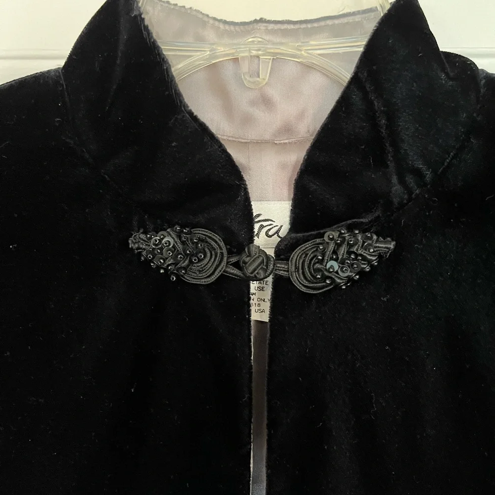 Black velvet sleeved cape style out wear - Picture 3 of 5